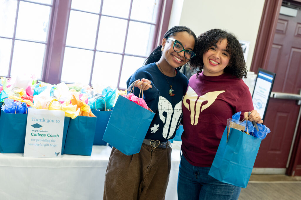 Scholars-with-gift-bags (Photographer_ Kristie Dean) (2)
